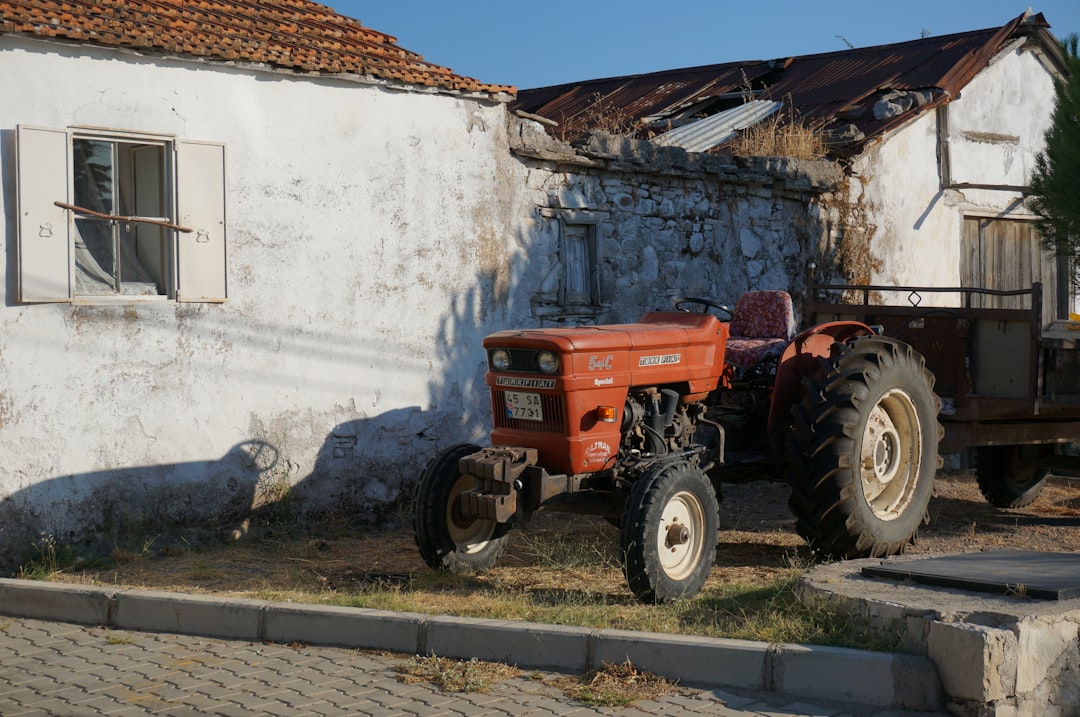 Un agriculteur inspecte de près les pièces d