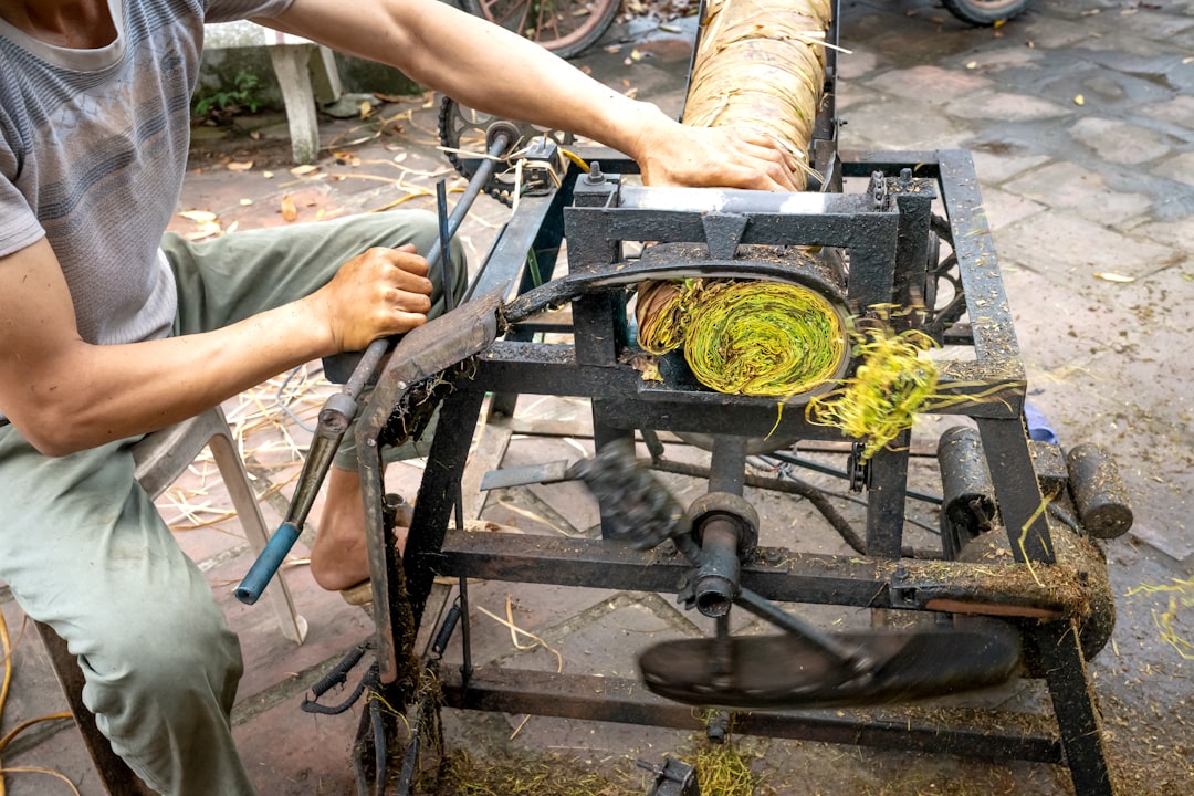 Un atelier de mécanique agricole rempli d
