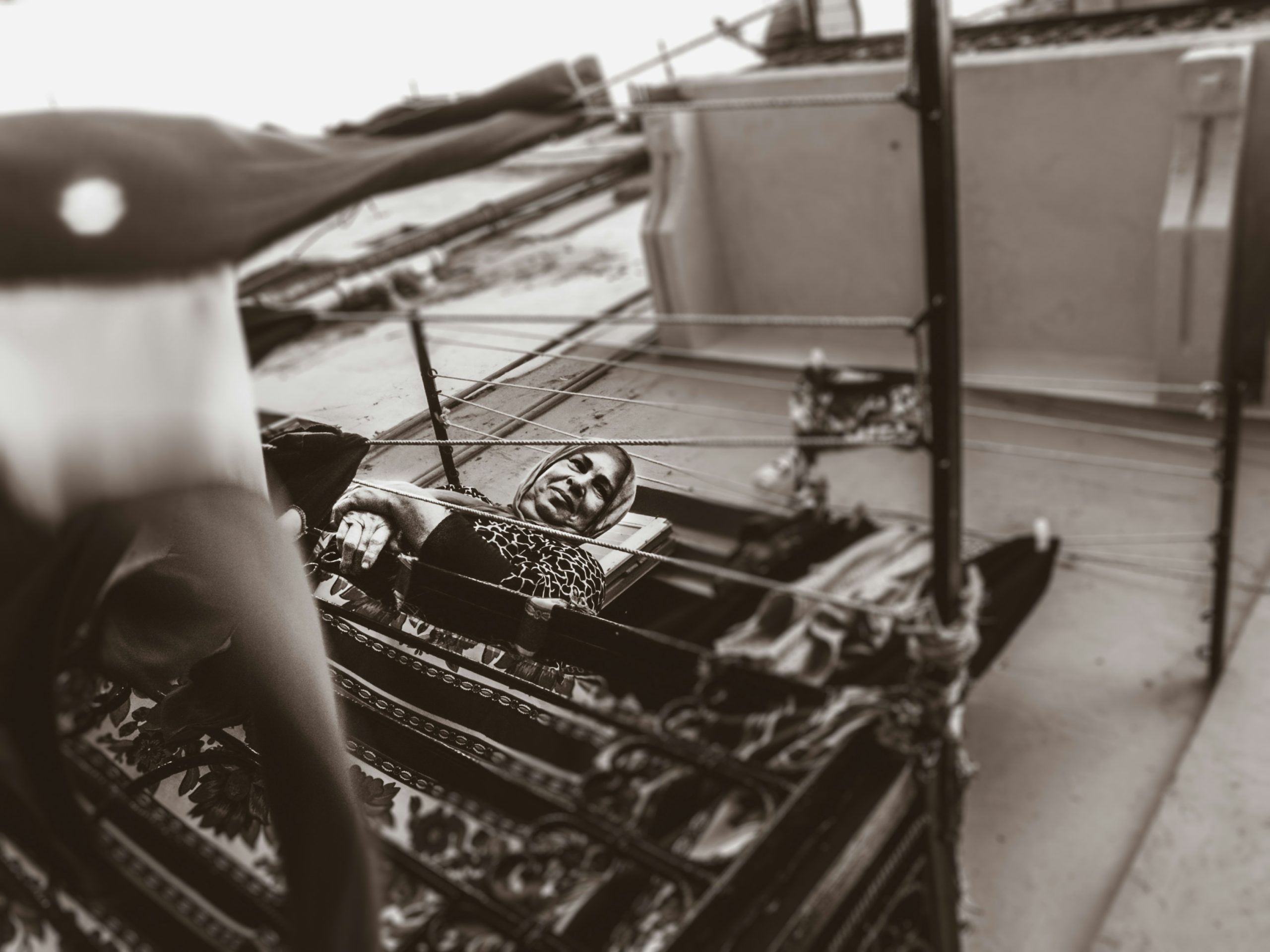 Un champ de blé doré au coucher du soleil dans la campagne du Cher, avec une lumière chaude et douce qui illumine les épis.