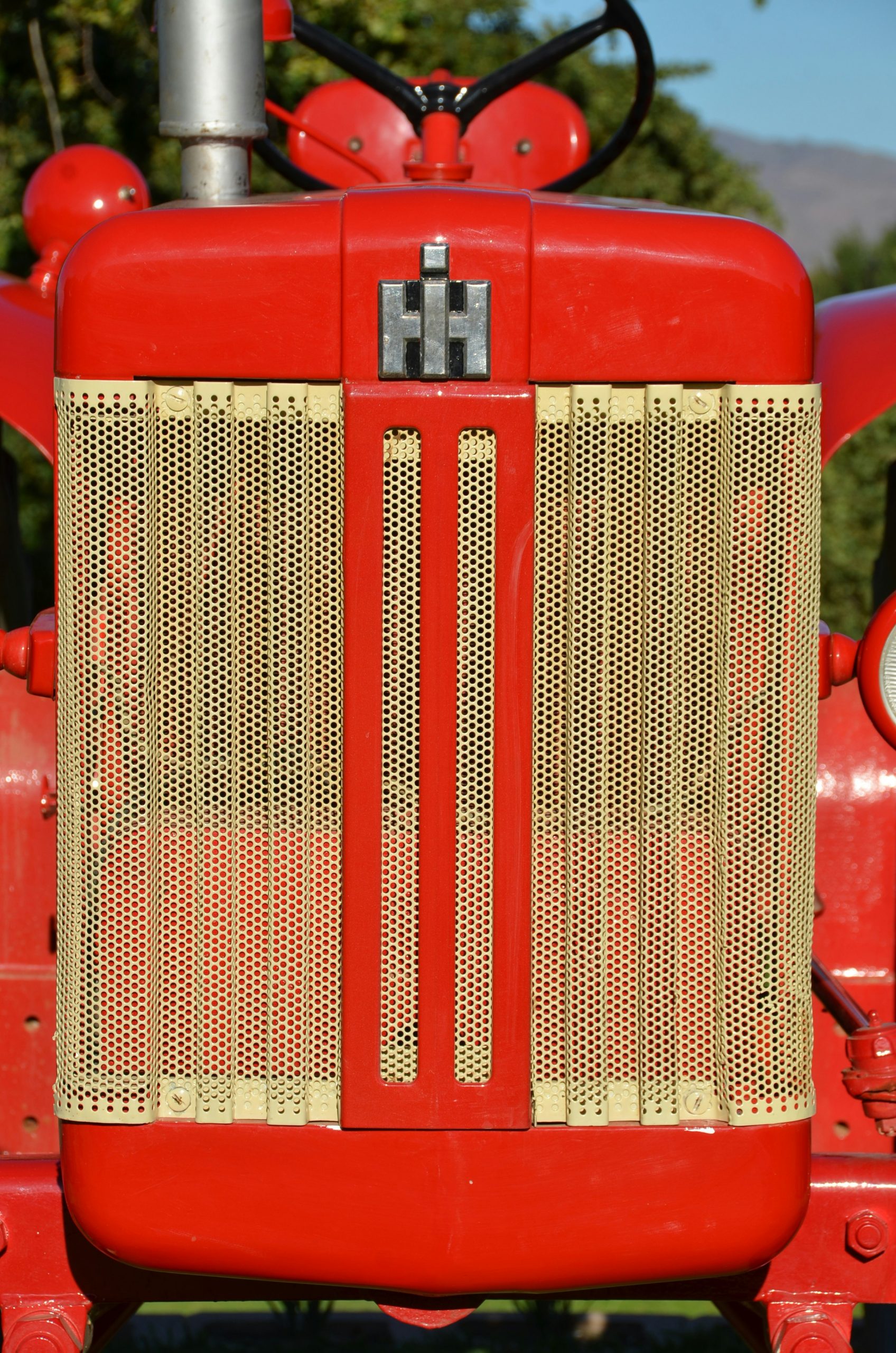 Gros plan sur des pièces mécaniques de tracteur usées avec de la rouille