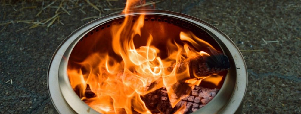 Foyer extérieur sur dalle ciment, idéal pour le jardin. Pensez à votre désherbeuse thermique occasion nantes.