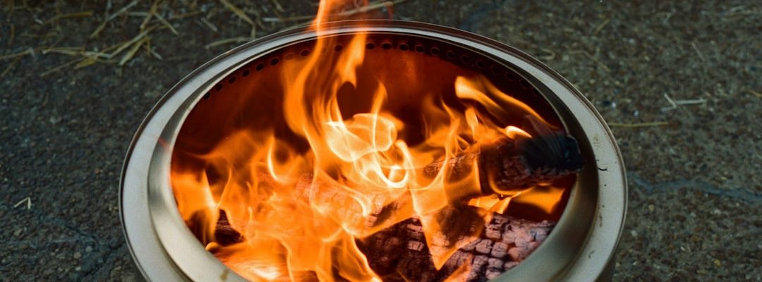 Foyer extérieur sur dalle ciment, idéal pour le jardin. Pensez à votre désherbeuse thermique occasion nantes.