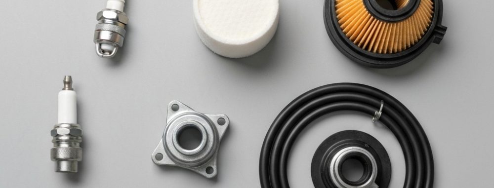 New thermal weed trimmer spare parts (pièces détachées désherbeuse thermique) neatly arranged for maintenance.