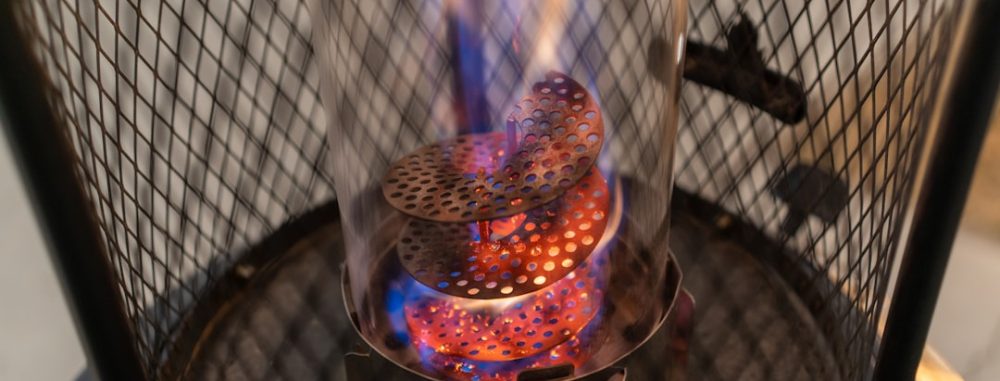 Poêle avec feu ardent en gros plan, parfait après avoir eu besoin de comparer désherbeuses thermiques professionnelles.