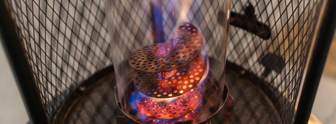 Poêle avec feu ardent en gros plan, parfait après avoir eu besoin de comparer désherbeuses thermiques professionnelles.