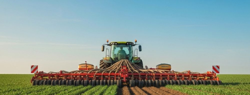Matériel agricole moderne pour l'agriculture de conservation, un semoir sans labour dans un champ.