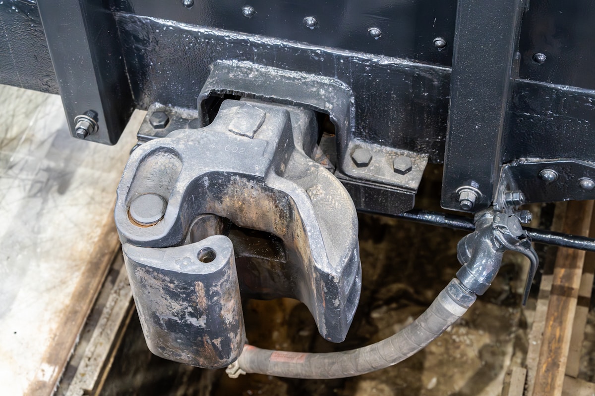 Pièce de machine industrielle rouillée et endommagée.