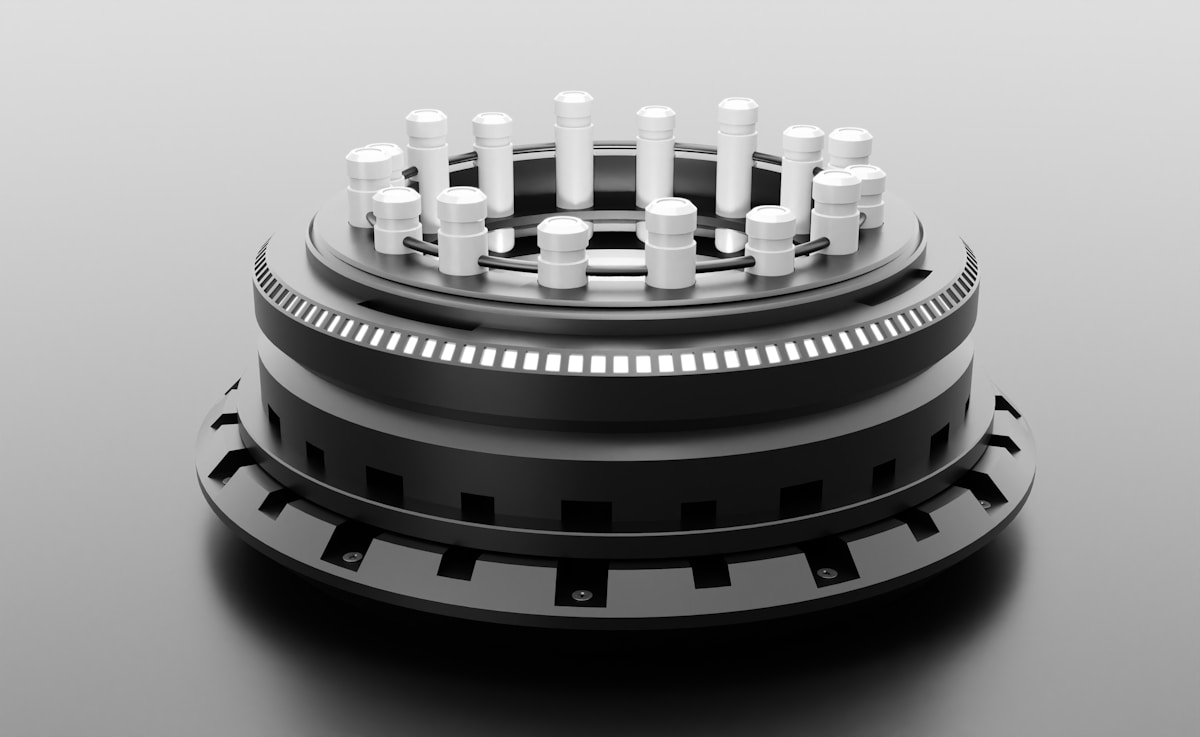 Dispositif circulaire avec de nombreux éléments blancs et noirs.