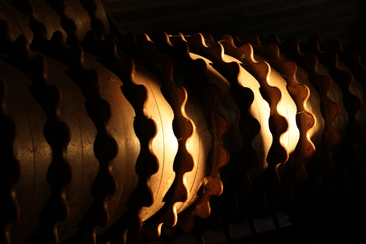 Motifs ondulés de lumière et d'ombre dans un environnement sombre.