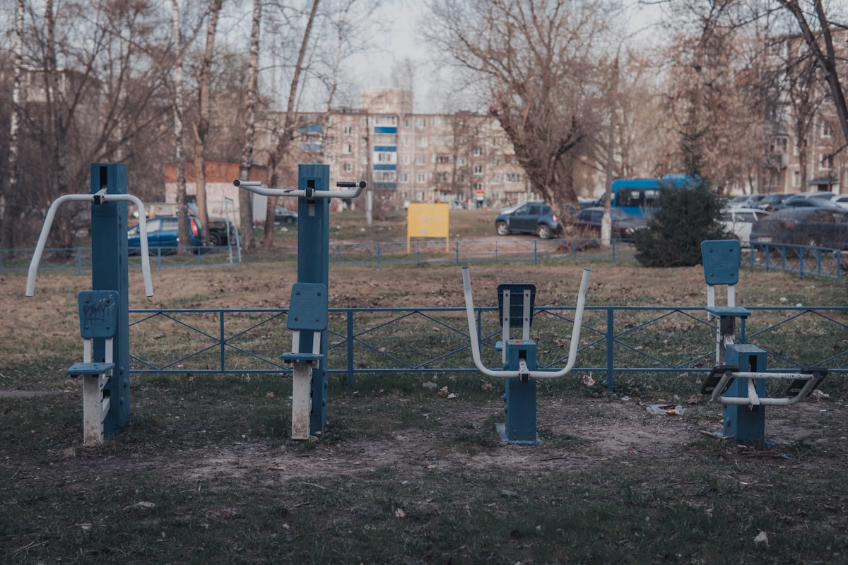 Équipement de fitness en plein air dans un parc urbain.