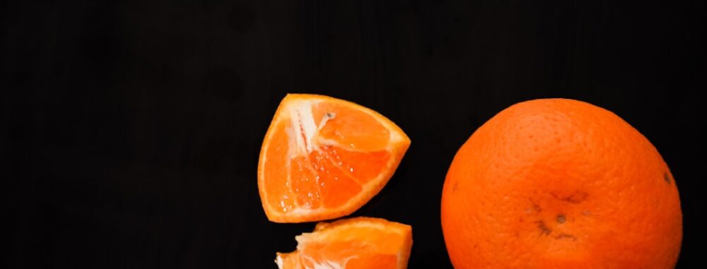 "Deux oranges sur une table, symbole de fraîcheur pour votre service commercial orange professionnel."