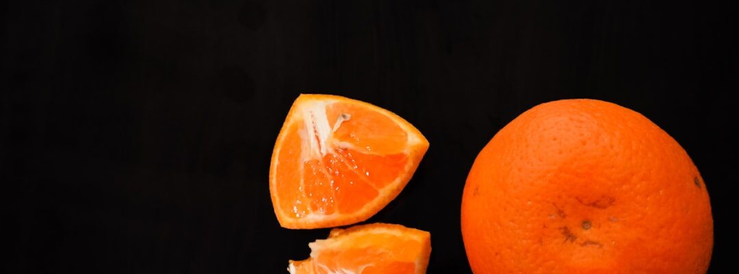 "Deux oranges sur une table, symbole de fraîcheur pour votre service commercial orange professionnel."