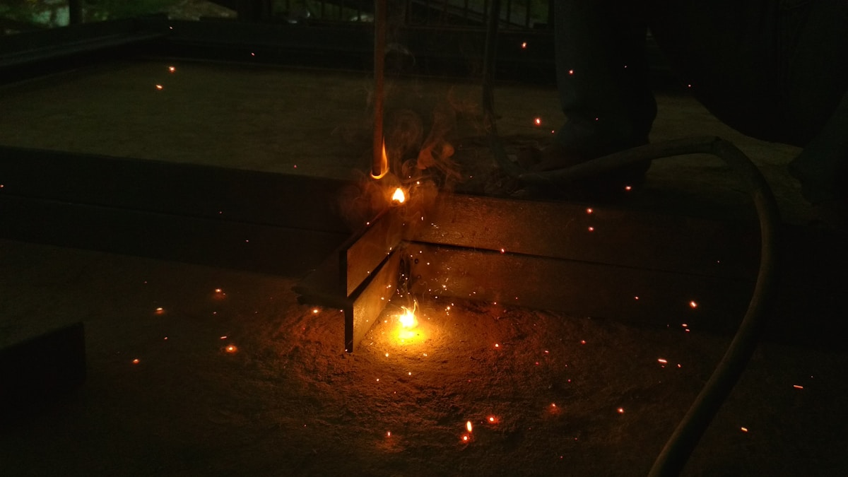 Feu de camp dans la neige, étincelles brillantes, ambiance chaleureuse et mystique.