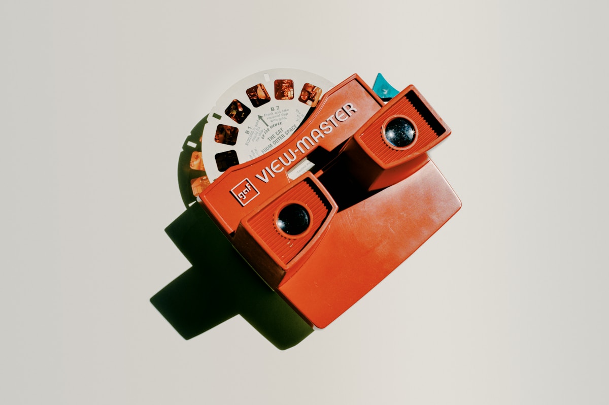 Appareil photo vintage orange avec un film de diapositives.