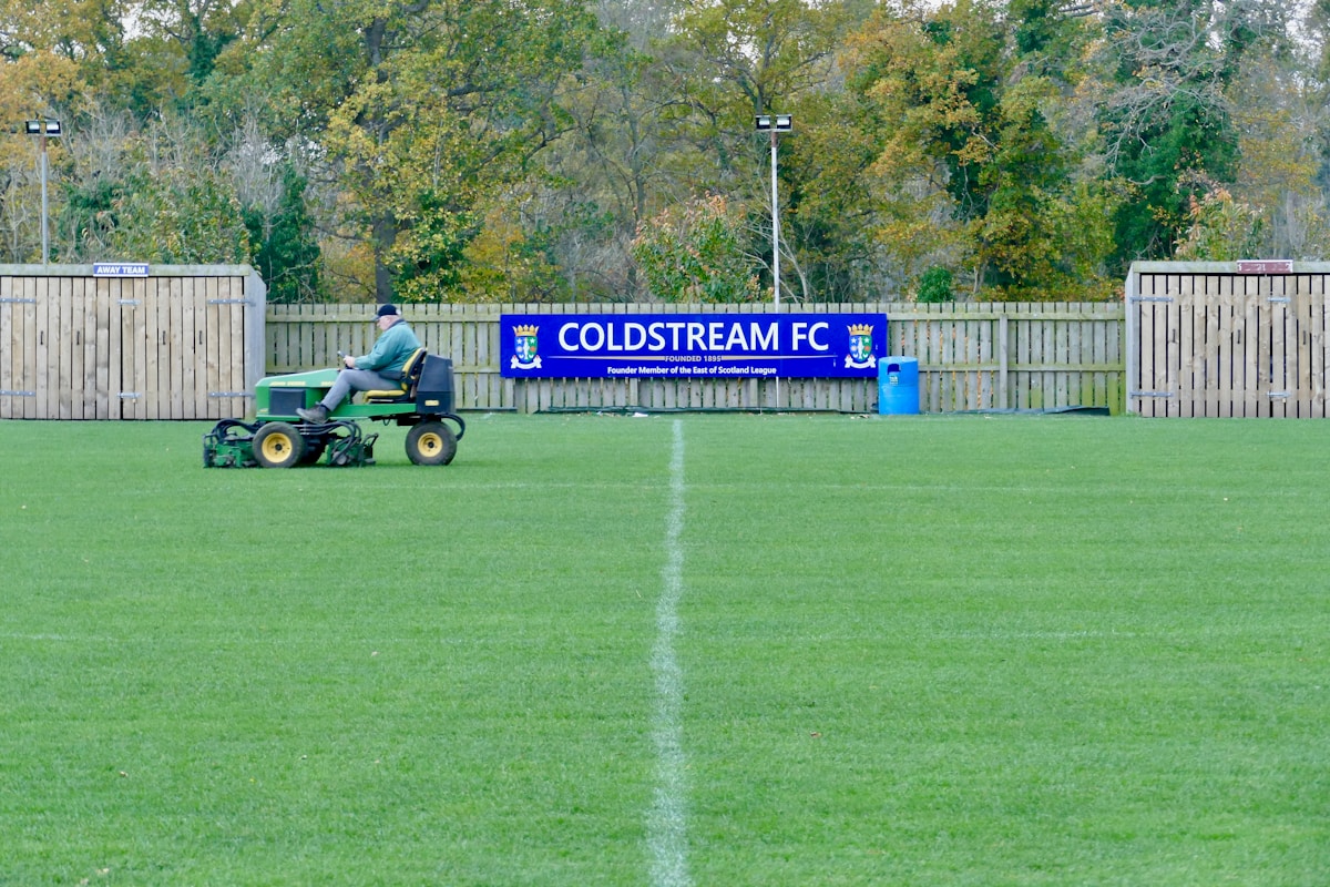 Terrain de football de Coldstream FC, entretenu par un tracteur de pelouse.