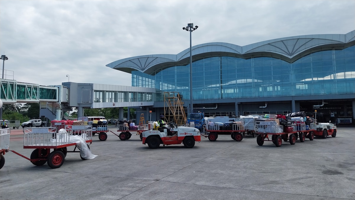 Aéroport moderne avec véhicules de service et équipements de manutention.