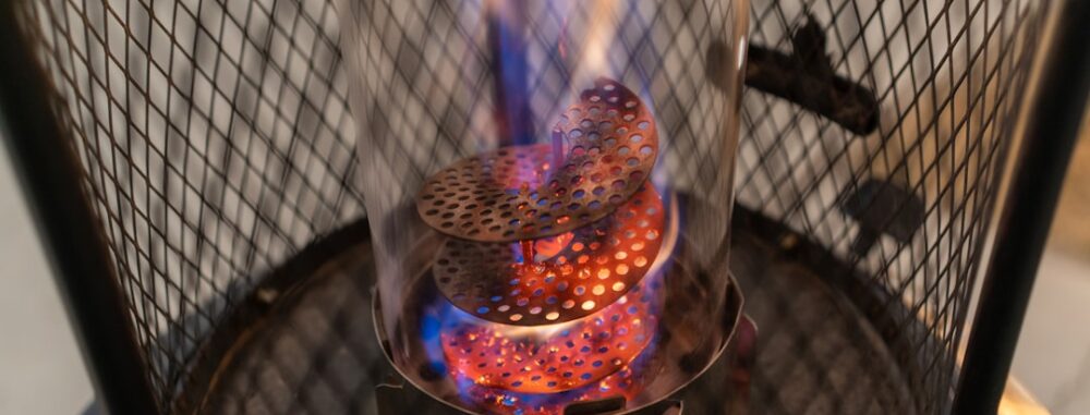 Poêle avec feu ardent en gros plan, parfait après avoir eu besoin de comparer désherbeuses thermiques professionnelles.