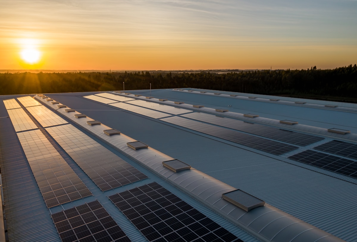 Toit de panneaux solaires au coucher de soleil.