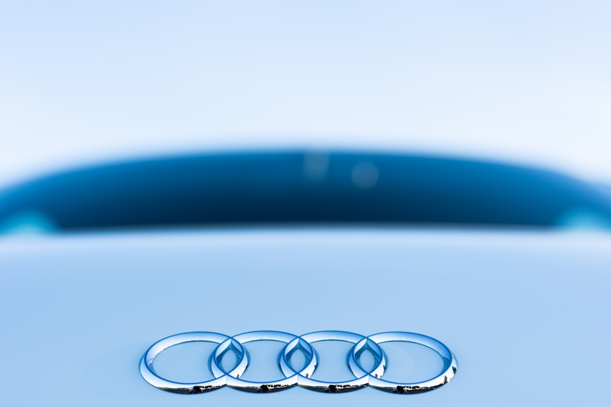 Anneaux en métal brillants sur fond bleu flou.