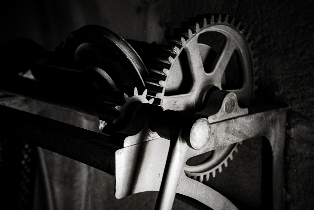 Engrenages et outils mécaniques en noir et blanc.