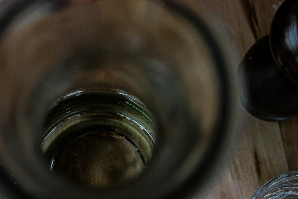 Un verre posé sur une table en bois.