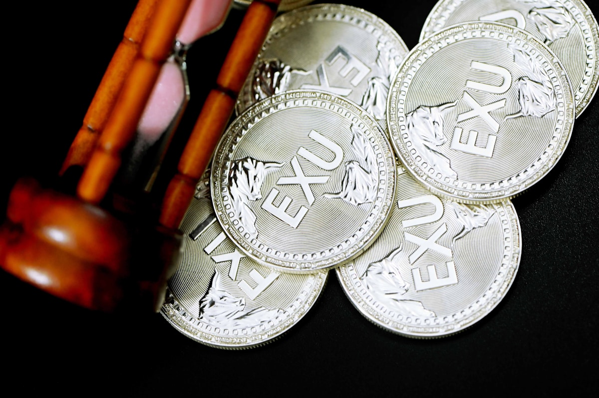 Pièces de monnaie argentées avec le mot "Mexu" gravé dessus.