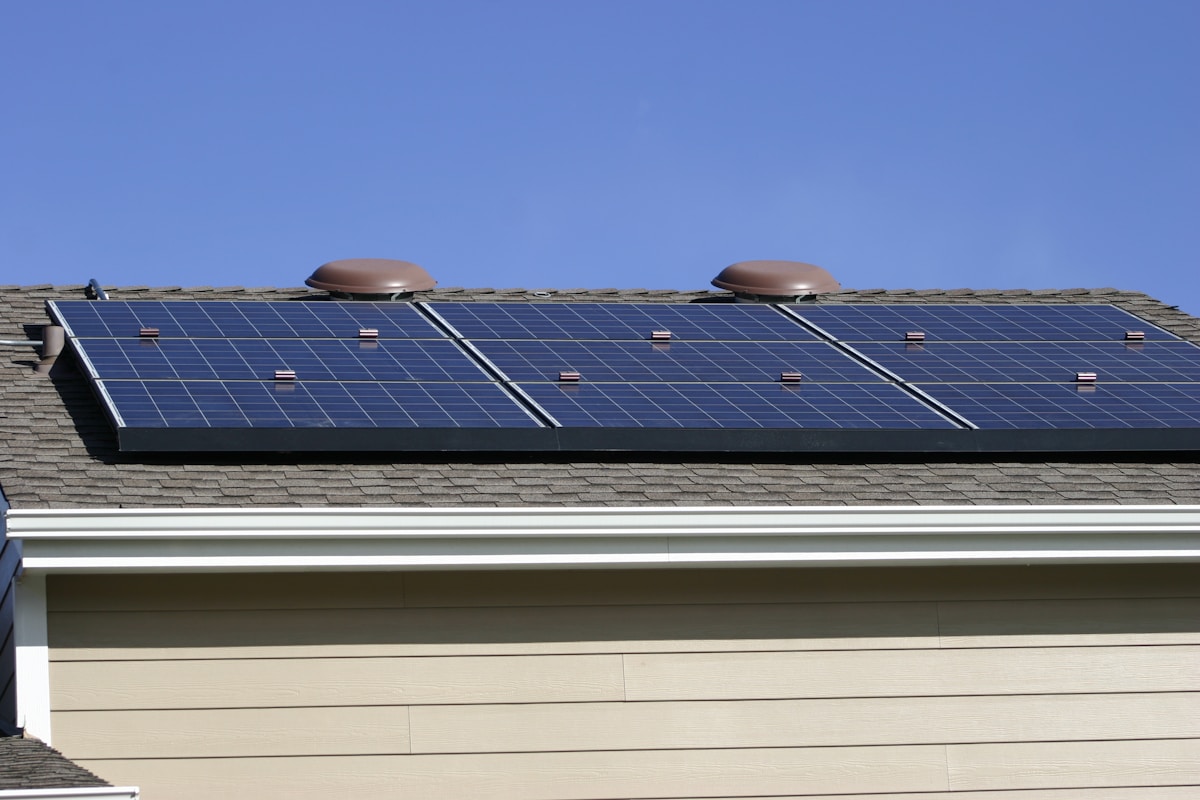 Panneaux solaires installés sur le toit d'une maison.
