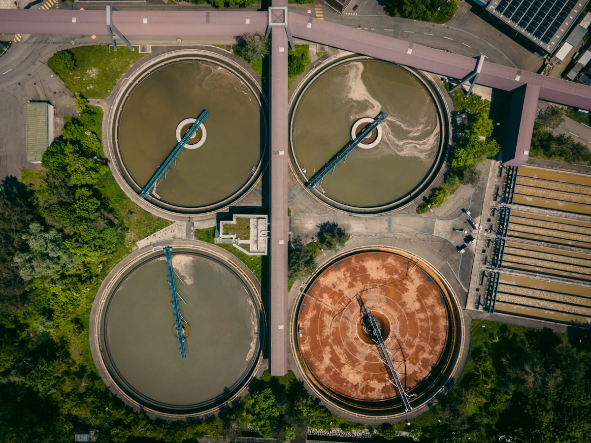 Bassins de stockage d'eau circulaires avec structures métalliques.